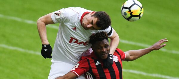 Игрок ФК Локомотив Соломон Кверквелия (слева) и игрок ФК Амкар Аарон Оланаре Игрок ФК Локомотив Соломон Кверквелия (слева) и игрок ФК Амкар Аарон Оланаре - Sputnik Грузия