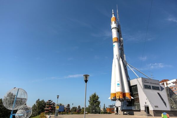Макет ракеты-носителя Союз – установлен на площади Козлова в честь юбилея полета Юрия Гагарина в 2001 году - Sputnik Грузия