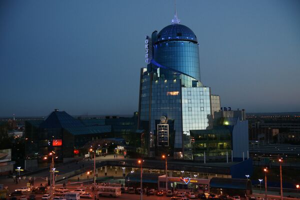 Железнодорожный вокзал – здание построено в 2001 году. Самый высокий вокзал Европы, его высота со шпилем 101 метр. На 18-м этаже находится смотровая площадка - Sputnik Грузия