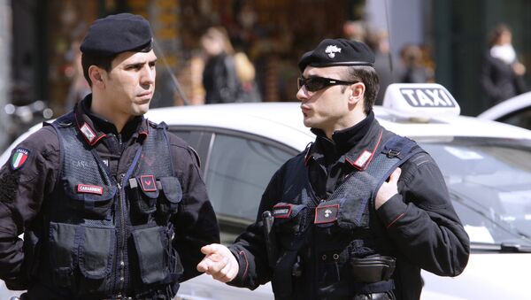 Сотрудники итальянской полиции - Sputnik Грузия