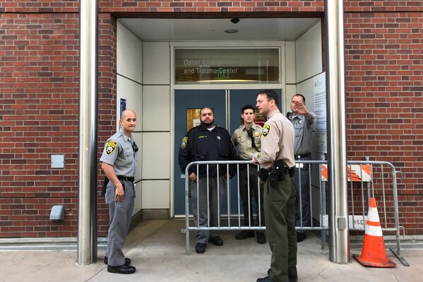 Вход в здание центральной клиники в Сан-Франциско был взят под усиленную охрану сотрудниками полиции и местной охранной службы - Sputnik Грузия