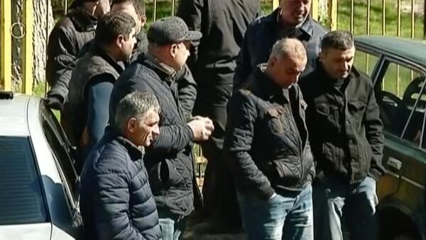 Ткибули - люди у входа в шахту Миндели, где погибли шахтеры - Sputnik Грузия