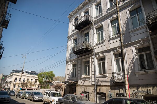 Реставрация подъезда дома на улице Галактиона Табидзе 18 - Sputnik Грузия