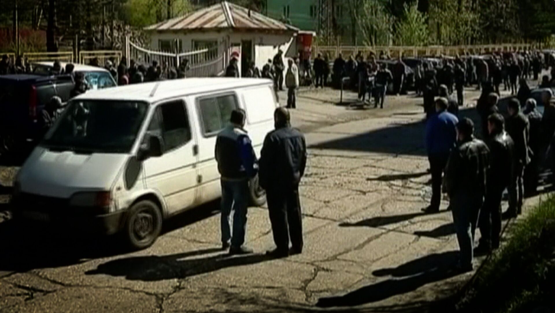 Ткибули - люди у входа в шахту Миндели, где погибли шахтеры - Sputnik Грузия, 1920, 04.07.2021