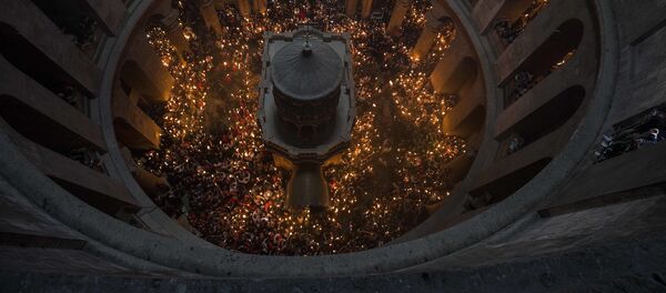 Нисхождение Благодатного огня в Храме гроба Господня в Иерусалиме - Sputnik Грузия