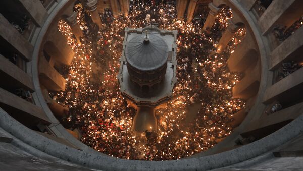 Схождение Благодатного огня в Храме Гроба Господня в Иерусалиме - Sputnik Грузия
