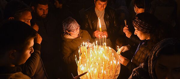 Верующие во время Пасхальной службы в храме Самеба - Sputnik Грузия