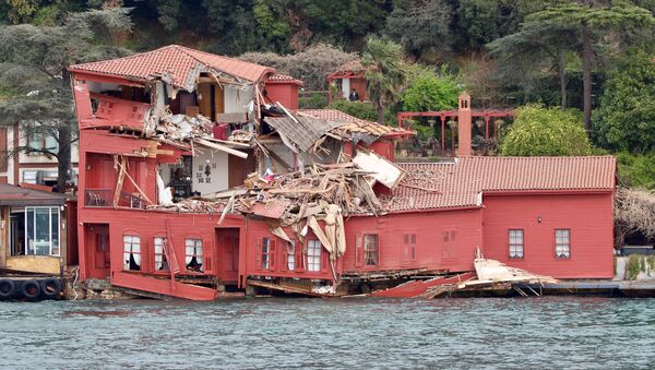 Поврежденный дом в проливе Босфор в Турции после того, как в него врезалось грузовое судно - Sputnik Грузия
