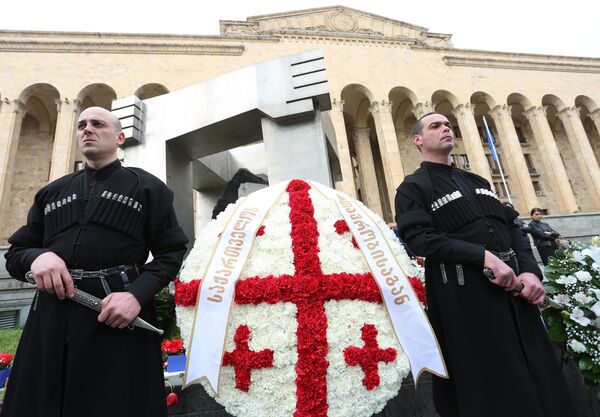 Мемориала памяти жертв трагедии 9 апреля на проспекте Руставели у здания парламента Мемориала памяти жертв трагедии 9 апреля на проспекте Руставели у здания парламента - Sputnik Грузия