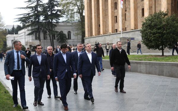 Георгий Квирикашвили и Каха Каладзе у мемориала памяти жертв трагедии 9 апреля на проспекте Руставели у здания парламента Георгий Квирикашвили и Каха Каладзе у мемориала памяти жертв трагедии 9 апреля на проспекте Руставели у здания парламента - Sputnik Грузия