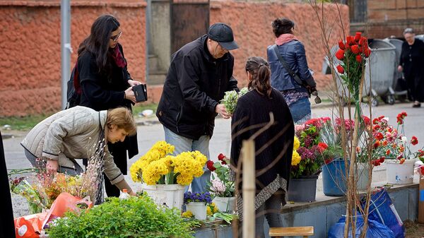 Люди покупают цветы у Кукийского кладбища - Sputnik Грузия
