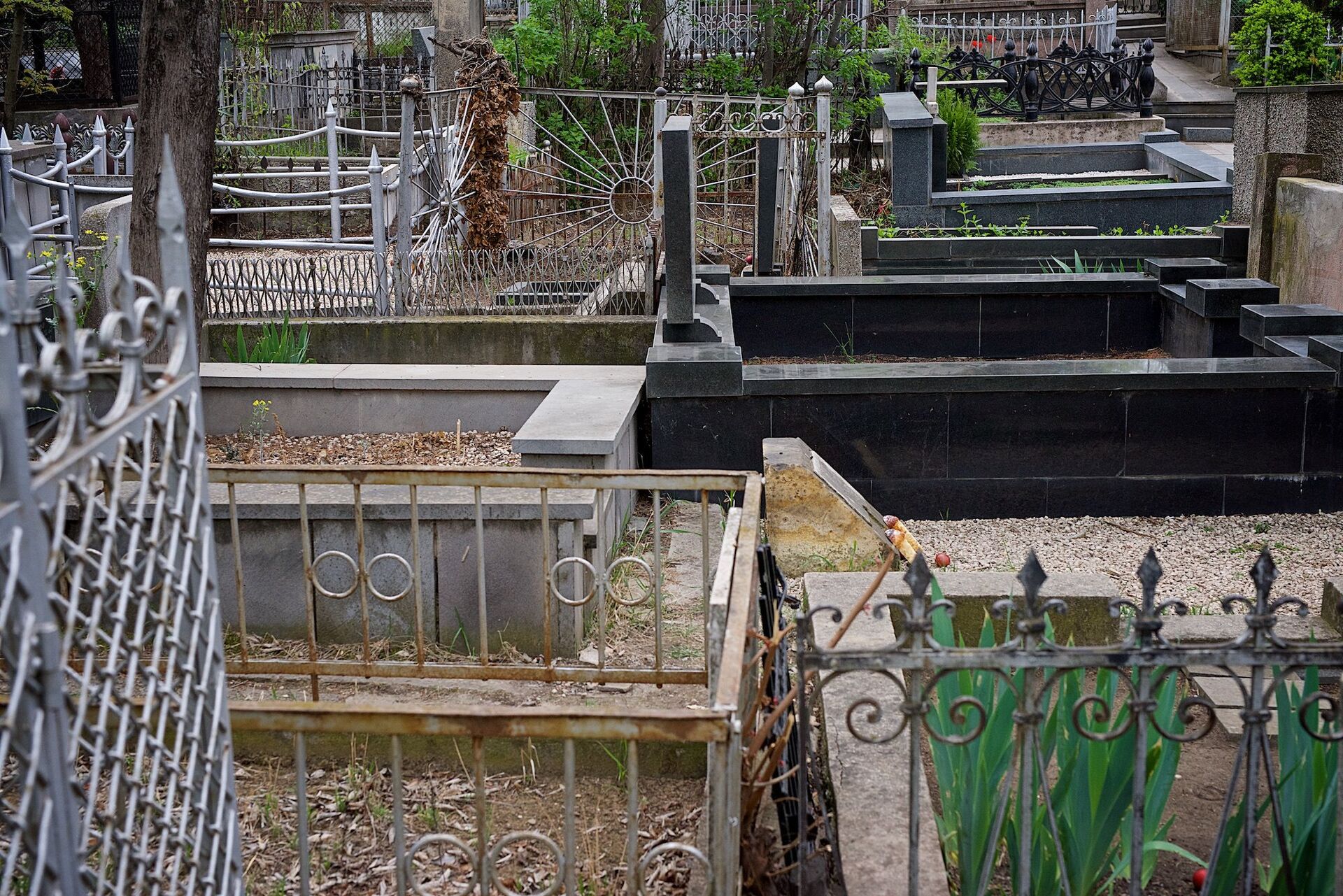 Могилы и надгробья на Кукийском кладбище - Sputnik Грузия, 1920, 21.04.2022