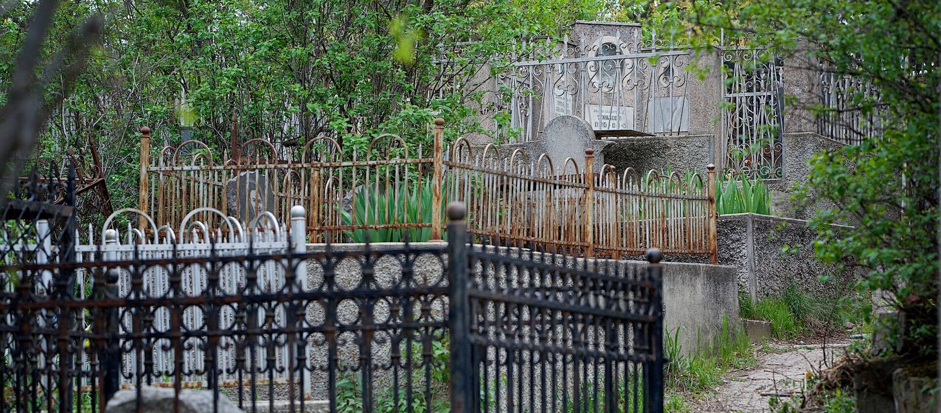 Могилы на Кукийском кладбище - Sputnik Грузия, 1920, 04.07.2021