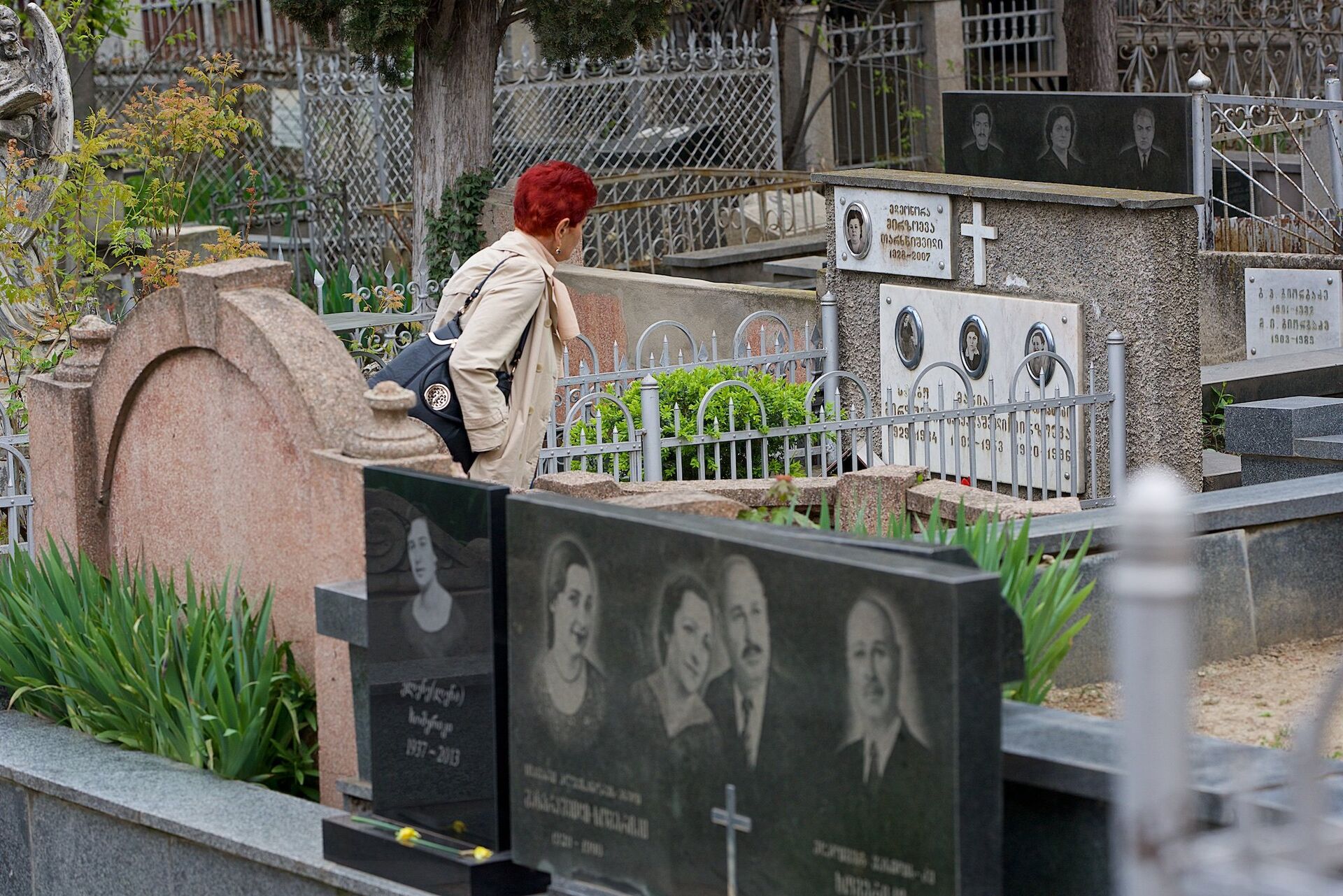 Женщина идет по Кукийскому кладбищу среди могил - Sputnik Грузия, 1920, 21.04.2022