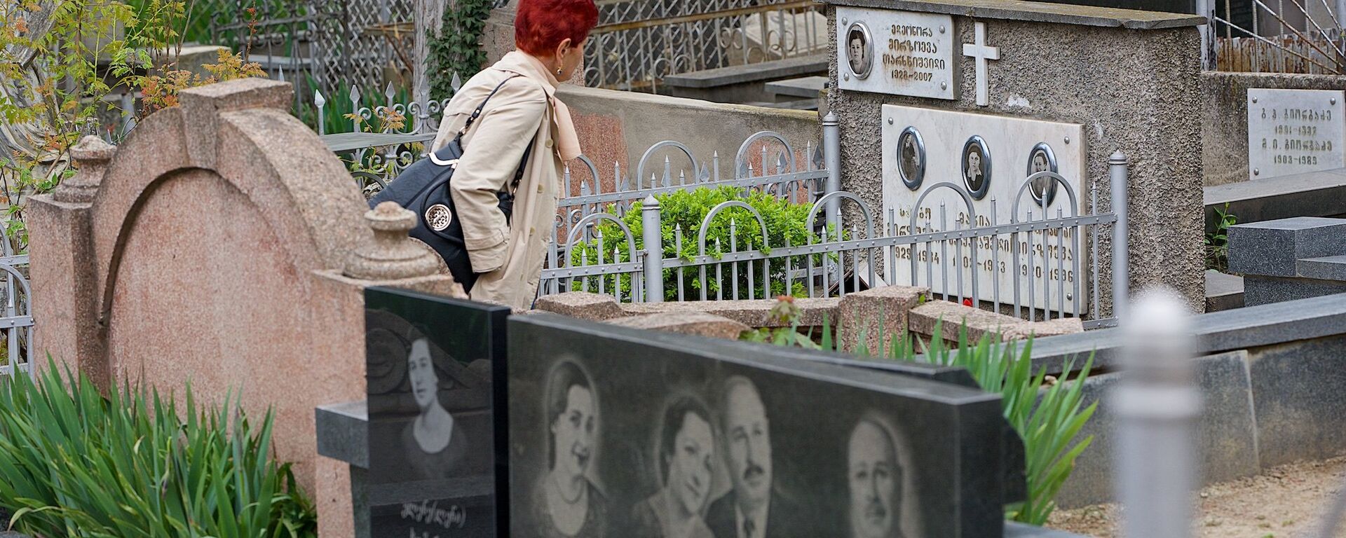 Женщина идет по Кукийскому кладбищу среди могил - Sputnik Грузия, 1920, 03.05.2021