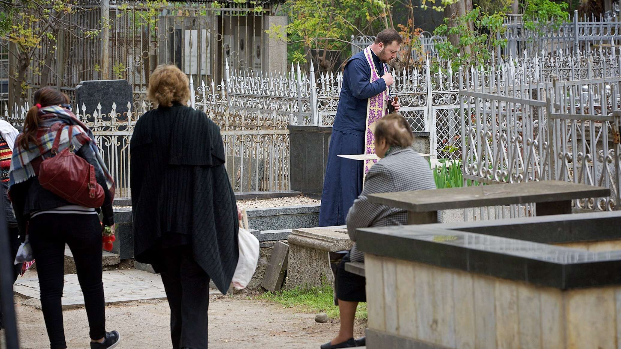 Можно посещать кладбище в духов день. Радоница кладбище священник. Кукийское кладбище. Мем традиция кладбище. Кукийское кладбище в Тбилиси.