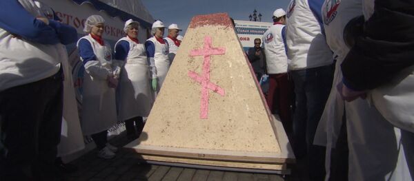 Царь-пасха: гиганта весом в тонну установили у храма Христа Спасителя - Sputnik Грузия