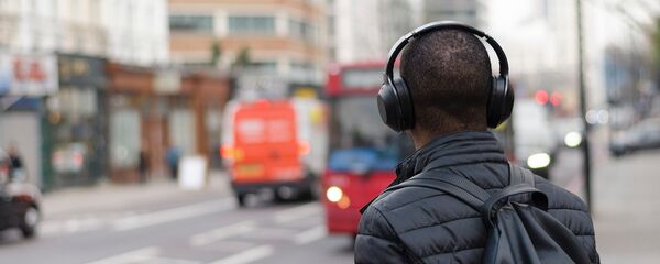 ქუჩაში მიმავალი ახალგაზრდა ყურსასმენებით ქუჩაში მიმავალი ახალგაზრდა ყურსასმენებით - Sputnik საქართველო