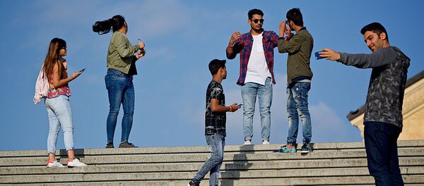 Темнокожие студенты фотографируются на территории храма Святой Троицы - Sputnik Грузия