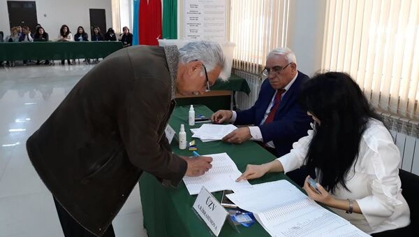 Голосование на выборах президента в одном из избирательных пунктов в Баку - Sputnik Грузия