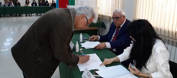 Голосование на выборах президента в одном из избирательных пунктов в Баку - Sputnik Грузия