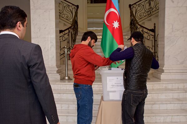 Голосование на избирательном участке в посольстве Азербайджана в Грузии проходило в спокойной и дружественной атмосфере - Sputnik Грузия
