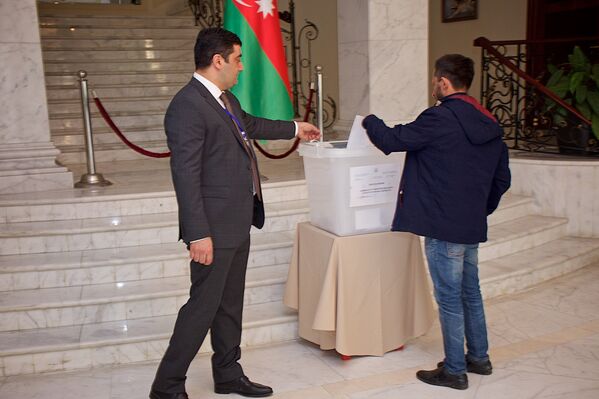 В посольстве Азербайджана в Грузии в беседе со Sputnik отметили высокую явку избирателей на выборах на участке в Тбилиси - Sputnik Грузия
