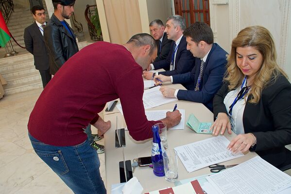 Избирательный участок в день внеочередных президентских выборов в Азербайджане был открыт не только в Тбилиси, но и в консульстве Азербайджана в городе Батуми, на черноморском побережье Грузии - Sputnik Грузия