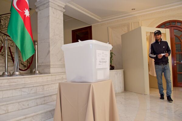 Перед выборами в консульстве Азербайджана в Грузии было зарегистрировано 557 граждан, желающих проголосовать за президента - Sputnik Грузия
