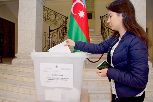 По данным ЦИК Азербайджана, всего в выборах могли принять участие более пяти миллионов граждан страны, имеющих право голоса - но итоги выборов покажут, каким было число проголосовавших - Sputnik Грузия