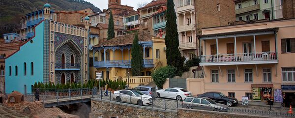 Вид на мечеть и серные бани в районе Абанотубани в Тбилиси - Sputnik Грузия