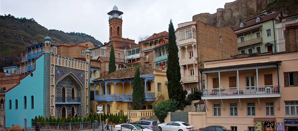 Вид на мечеть и серные бани в районе Абанотубани в Тбилиси - Sputnik Грузия