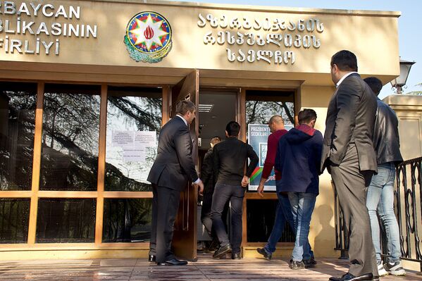 С утра 11 апреля вход в посольство Азербайджана в Тбилиси выглядел довольно необычно - перед ним выстроилась очередь - Sputnik Грузия