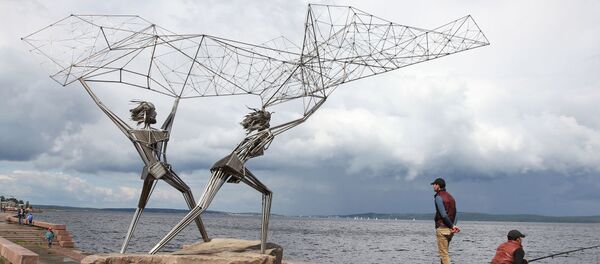 Скульптура Рыбаки на Онежской набережной в Петрозаводске Скульптура Рыбаки на Онежской набережной в Петрозаводске - Sputnik Грузия