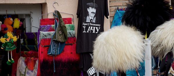 Грузинские сувениры и подарки в национальном стиле в сувенирной лавке в центре грузинской столицы - Sputnik Грузия