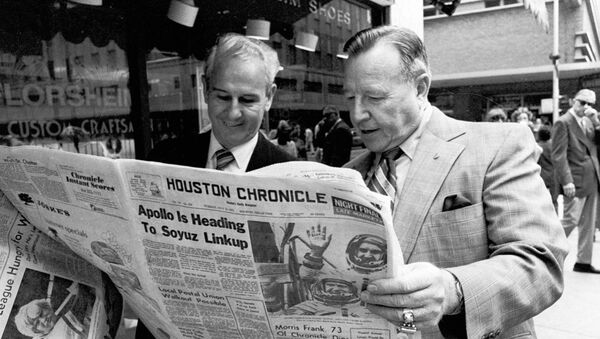 Американцы читают в газетах о старте советского космического корабля Союз - 19. Фото Эдуарда Песова - Sputnik Грузия