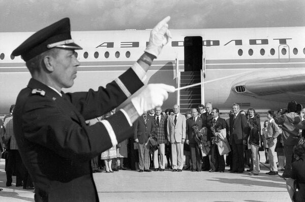 Ответный визит в США в рамках программы ЭПАС (экспериментальный полет Аполлон - Союз) экипажа космического корабля Союз-19 Алексея Леонова и Валерия Кубасова. Церемония встречи советских космонавтов в Вашингтоне. Фото Эдуарда Песова - Sputnik Грузия