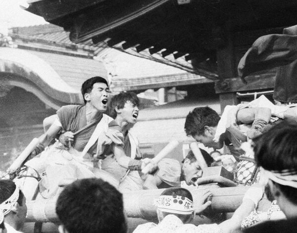 Участники религиозного праздника в Японии. Фото Эдуарда Песова - Sputnik Грузия