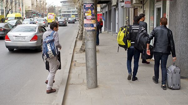 Молодые туристы с чемоданами на улице Костава в Тбилиси - Sputnik Грузия