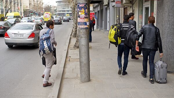 Молодые туристы с чемоданами на улице Костава в Тбилиси - Sputnik Грузия