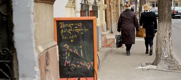 Женщины идут по улице Абашидзе (бывшая Перовская) - Sputnik Грузия