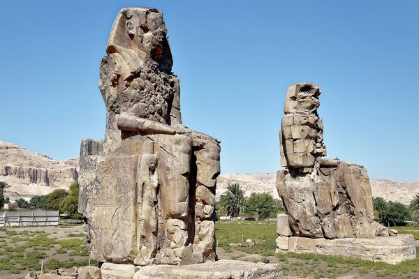 Когда греки попали в Египет, они увидели в этих статуях образ своего легендарного героя Трои Мемнона. За легендой сохранилось название- Колоссы Мемона. Колоссы Мемона- все,что осталось от Поминального храма великого фараона Аменхотеп III. Восемнадцатиметровые статуи,каждая из которых весит по 700 тонн, охраняя вход в святилище - Sputnik Грузия