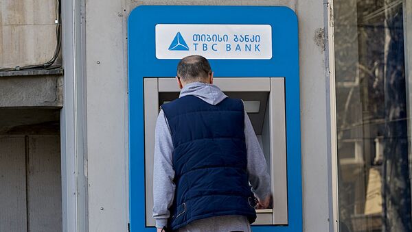 Мужчина снимает деньги со своего счета с помощью банкомата TBC bank - Sputnik Грузия