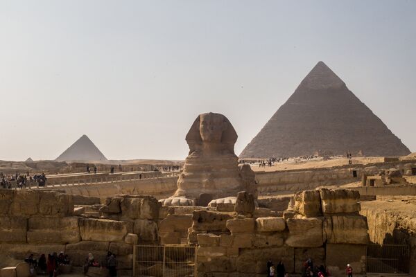 На окраине Каира, в Гизе, расположился целый архитектурный ансамбль, состоящий из трех самых высоких в Египте пирамид. Большой сфинкс на западном берегу Нила в Гизе — древнейшая сохранившаяся на На окраине Каира, в Гизе, расположился целый архитектурный ансамбль. Большой сфинкс на западном берегу Нила в Гизе — древнейшая сохранившаяся на Земле монументальная скульптура. Статуя расположена лицом к Нилу и восходящему Cолнцу - Sputnik Грузия