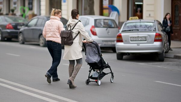 Женщины с детской коляской переходят дорогу в неположенном месте - Sputnik Грузия