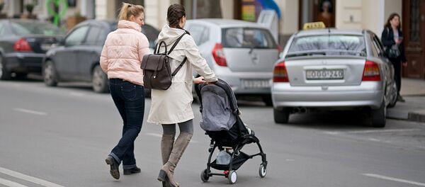 Женщины с детской коляской переходят дорогу в неположенном месте - Sputnik Грузия