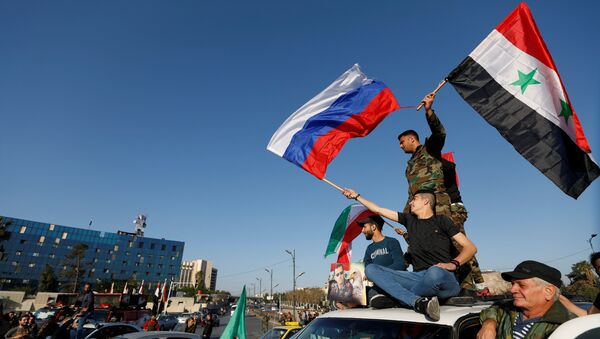 Жители Сирии протестуют против бомбардировок США и сил коалиции - Sputnik Грузия