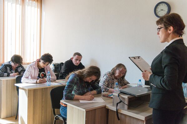 Первый Тотальный диктант был проведен в 2004 году студентами на гуманитарном факультете Новосибирского государственного университета. До 2008 года тексты диктовали преподаватели НГУ - Sputnik Грузия