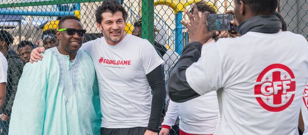 Мэр города Каха Каладзе с игроками. Футбольный матч между жителями Тбилиси и гостями грузинской столицы - Sputnik Грузия