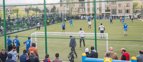 Тбилисцы и понаехавшие сыграли в футбол: матч дружбы - Sputnik Грузия